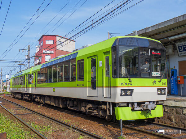 2024-05-26 叡電本線元田中駅に停車中の901-902。展望列車「きらら」メープルグリーン塗装。