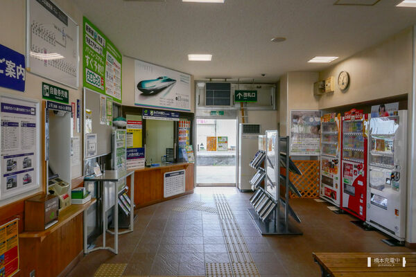 2019-09-14 静内駅の改札口とみどりの窓口。日高本線代行バスを含むJR線内の乗車券類を販売していた。
