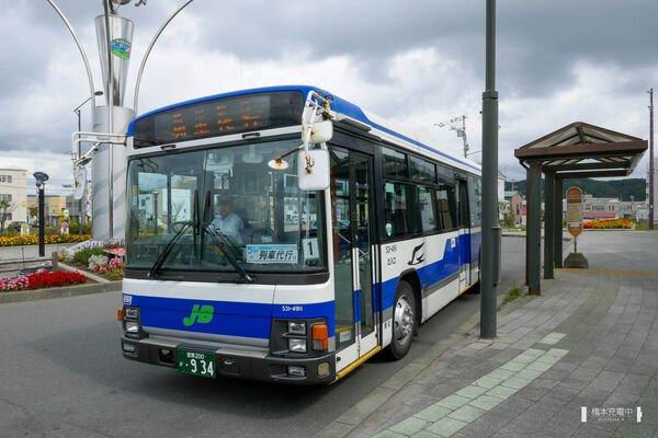 2019-09-14 静内駅前で発車を待つ鵡川駅行きの日高本線代行バス。
