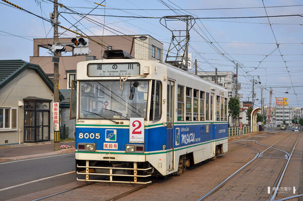 2014-07-18 競馬場前～駒場車庫前間を走る8000形8005。「美鈴」車体ラッピング広告。