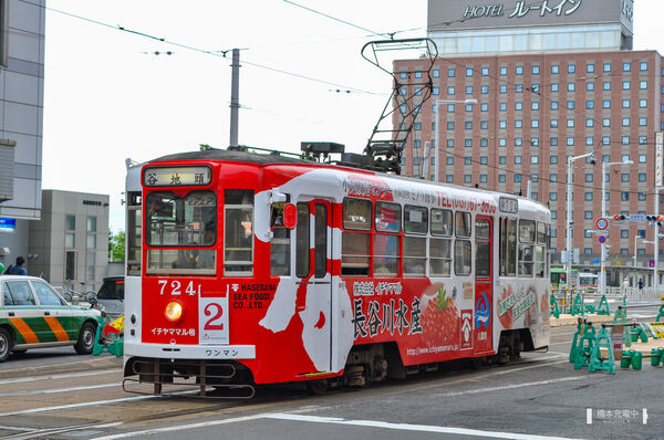 2014-07-19 工事中の函館駅前停留場付近を走る710形724。「株式会社イチヤママル 長谷川水産」車体ラッピング広告。