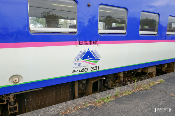 2019-09-14 キハ40 351の側面の車番表記と日高本線のロゴマーク。