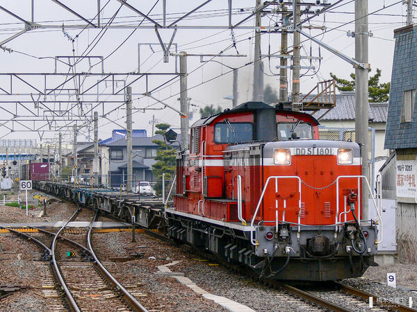 2006-03-14 関西本線富田浜駅を通過するDD51 1801牽引の貨物列車