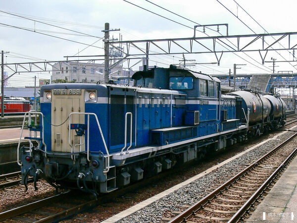 2006-03-14 関西本線富田駅に停車中のDD51 889牽引の貨物列車