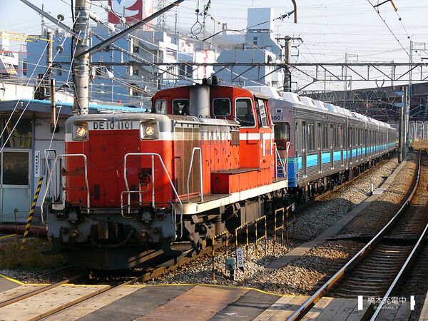 2004-12-14 伊豆急行向け甲種輸送列車を牽引し、横浜線橋本駅に入線するDE10-1101