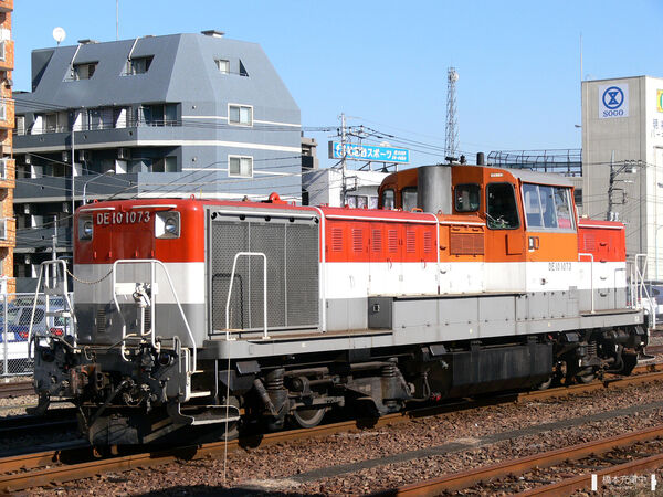 2006-11-25 JR八王子駅構内で入換作業を行うDE10 1073