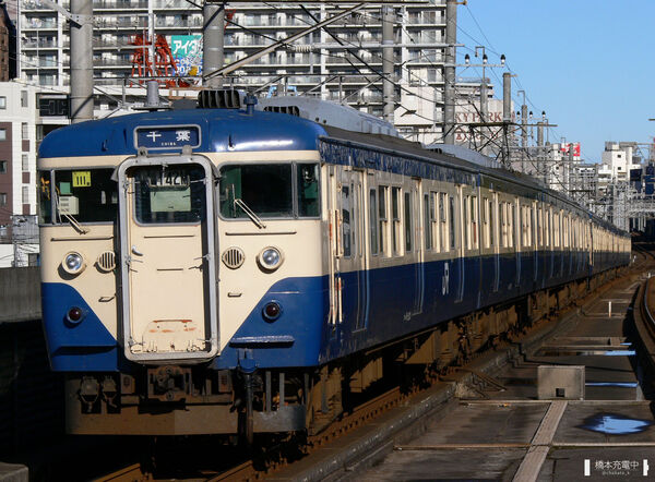 2006-11-12 JR本千葉駅を発車する113系マリ111編成