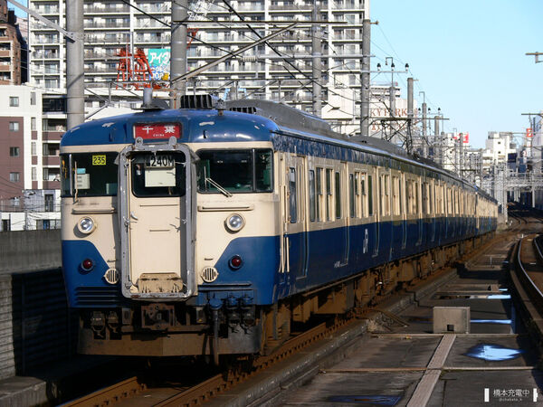 2006-11-12 JR本千葉駅を発車する113系マリ235編成