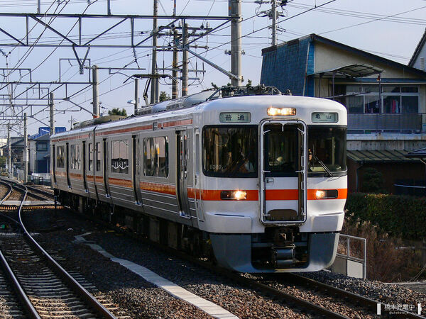 2006-03-14 関西本線富田浜駅を通過する313系B302編成の普通列車