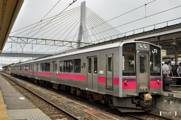 2024-07-18 朝の通勤通学時間帯の青森駅に到着した701系N101編成。先頭はクハ700-101。