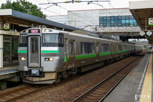 2019-09-14 南千歳駅に停車中の733系B-3105/3205編成快速エアポート。写真はB-3205側（札幌方）。