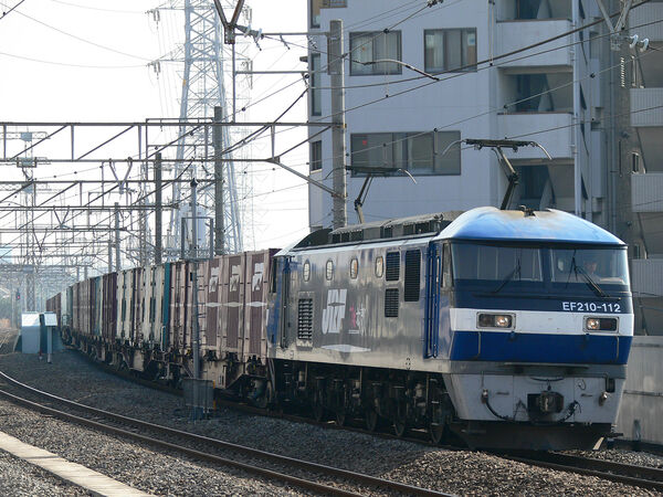 2006-01-30 南武支線尻手駅付近を通過するEF210-112牽引のコンテナ貨物列車
