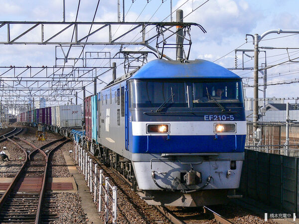 2006-02-23 東海道本線大高駅を通過するEF210-5牽引の貨物列車