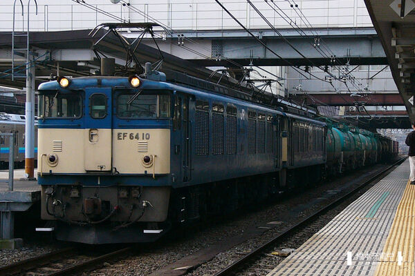 2004-12-15 八王子駅に入線するEF64重連牽引の貨物列車