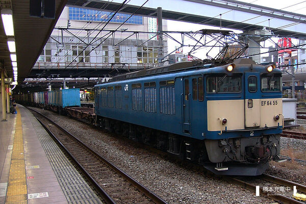 2004-12-15 立川駅で発車を待つEF64 55牽引の貨物列車