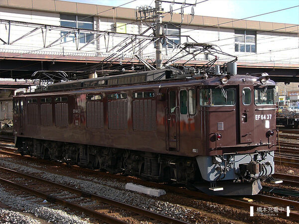 2005-01-20 八王子駅で単機で発車を待つEF64 37