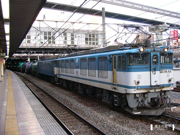 2005-02-01 立川駅で発車を待つEF64重連牽引の中央線下り貨物列車