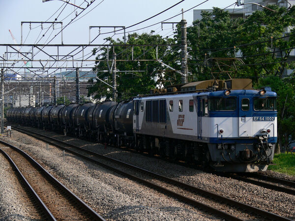 2006-05-25 南武線府中本町駅を通過するEF64 1002牽引の米タン貨物列車