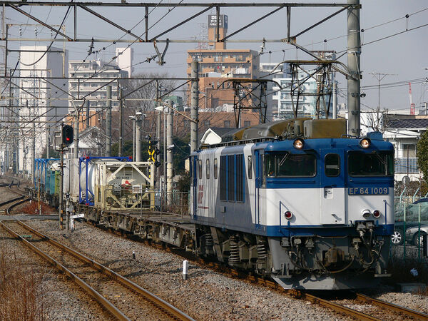 2006-01-30 川崎新町駅を通過するEF64 1009牽引の貨物列車