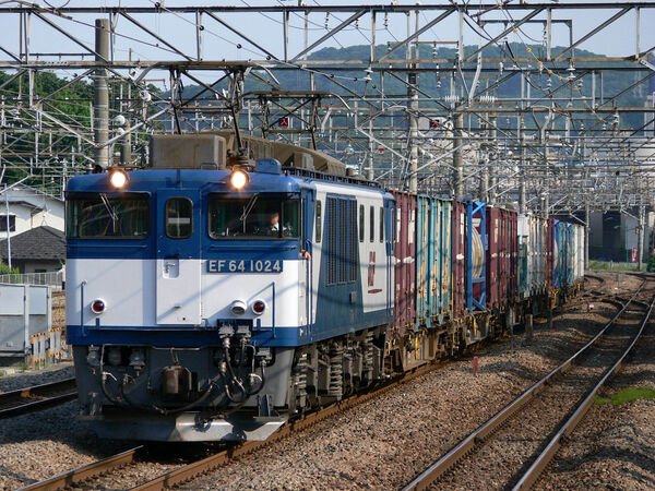 2006-05-09 武蔵野線府中本町駅を通過するEF64 1024牽引の貨物列車