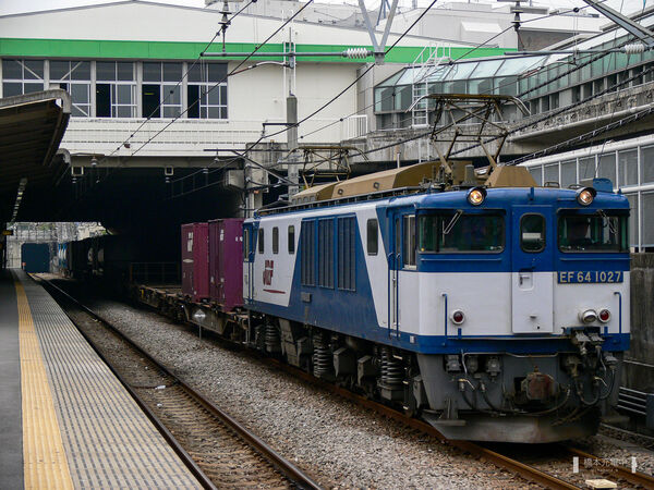 2006-06-02 武蔵野線府中本町駅を通過するEF64 1027牽引の貨物列車