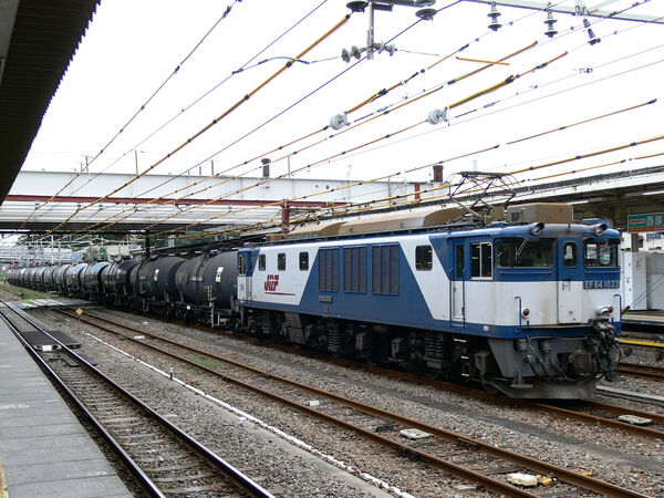 2006-09-27 拝島駅で発車を待つEF64 1033牽引の米タン貨物列車
