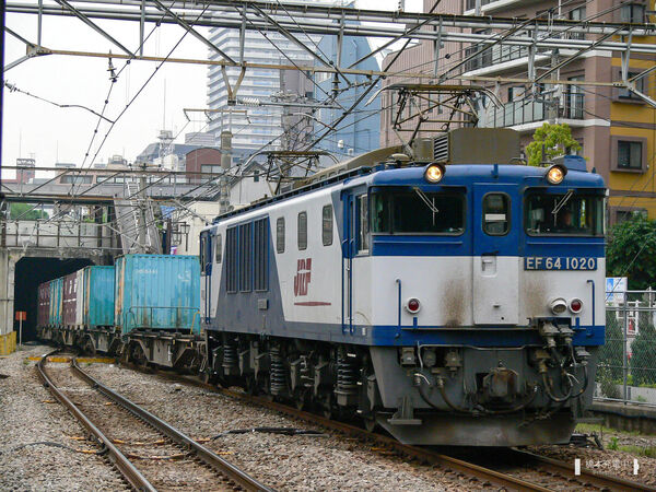 2006-05-09 武蔵野線府中本町駅を通過するEF64 1020牽引の貨物列車