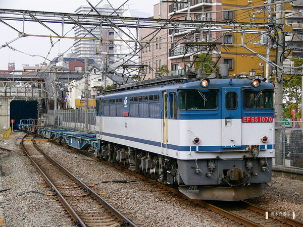 2006-02-23 府中本町駅を通過するEF65 1070牽引の貨物列車