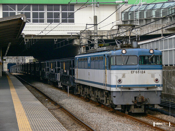 2006-02-23 府中本町駅を通過するEF65 124牽引の貨物列車