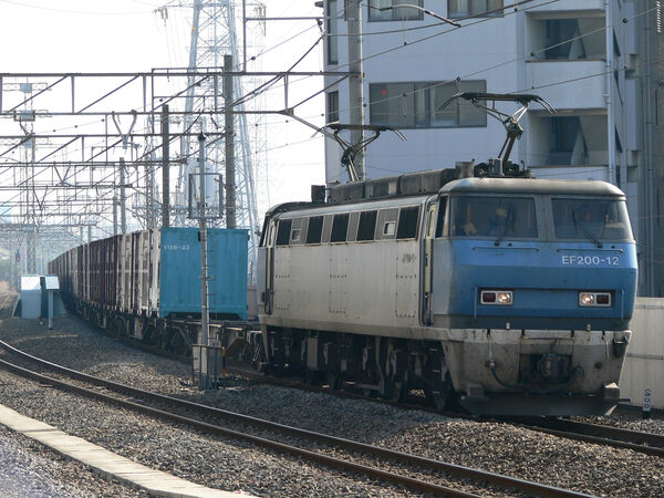 2006-01-30 南武支線尻手駅付近を通過するEF200-12牽引のコンテナ貨物列車