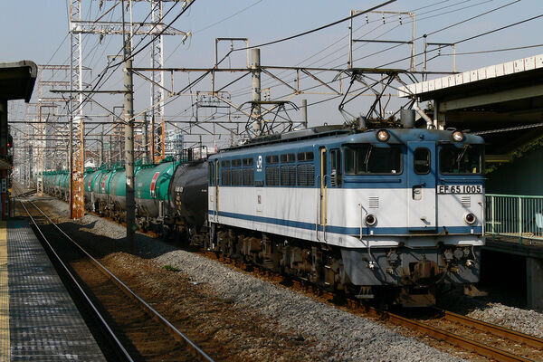 2006-01-30 川崎新町駅を通過するEF65 1005牽引の貨物列車
