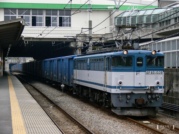 2006-06-02 武蔵野線府中本町駅を通過するEF65 1039牽引の貨物列車