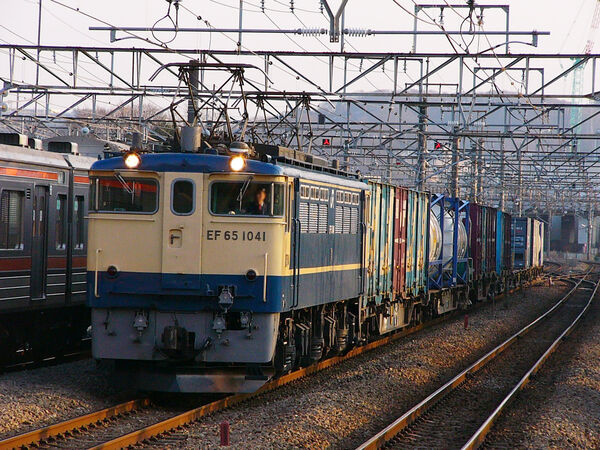 2006-01-27 府中本町駅を通過するEF65 1041牽引の貨物列車
