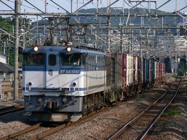 2006-05-25 武蔵野線府中本町駅を通過するEF65 1061牽引の貨物列車