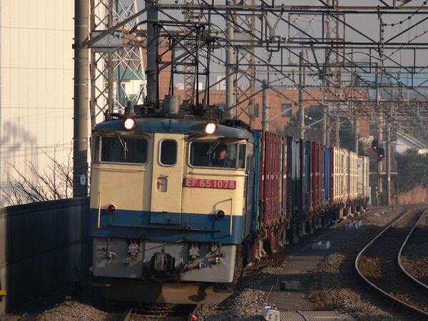 2006-01-30 八丁畷駅に入線するEF65 1078牽引の貨物列車