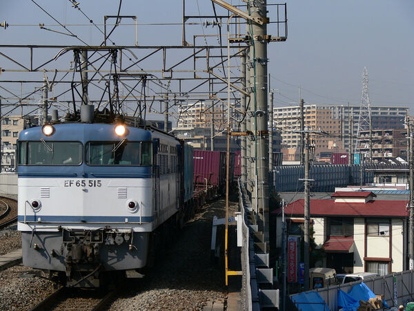 2006-01-30 南武支線八丁畷駅を通過するEF65 515牽引の貨物列車