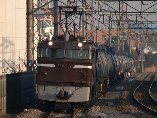 2006-01-30 タンク貨車を牽引し八丁畷駅へ接近するEF65 57