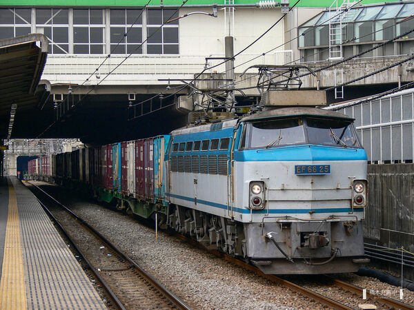 2006-02-23 府中本町駅を通過するEF66 25牽引の貨物列車