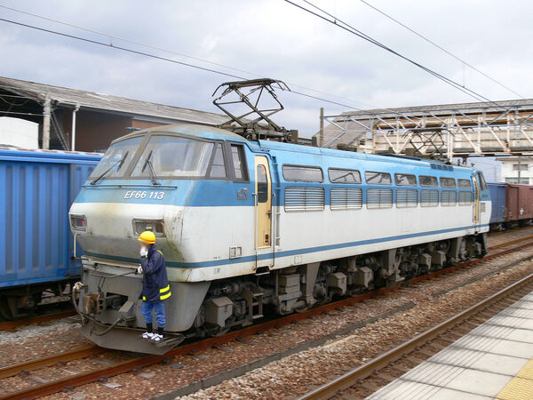 2006-01-17 東海道線吉原駅構内で入換作業を行うEF66 113