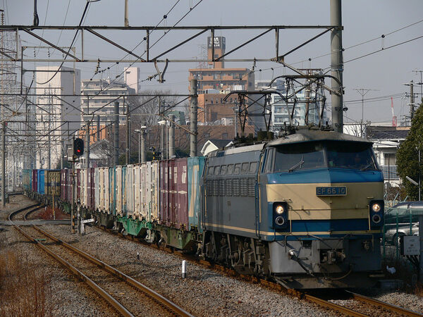 2006-01-30 川崎新町駅を通過するEF66 10牽引の貨物列車