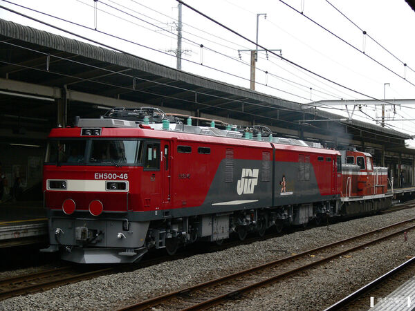 2006-10-20 JR武蔵野線西国分寺駅を通過するEH500-46の甲種輸送列車（牽引はDE11 2002）