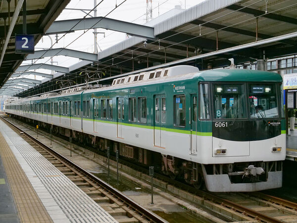 2023-10-14 樟葉駅へ入線する6011F