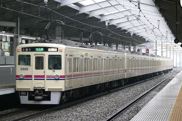 2006-09-26 京王多摩センター駅を発車する6436F+6744F急行本八幡行き（6886側）。