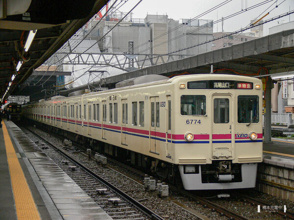 2006-05-27　高幡不動駅に入線する6724F準特急高尾山口行き。