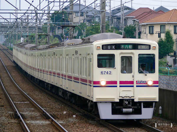 2006-07-06 京王相模原線京王堀之内駅に接近する6742F急行本八幡行き