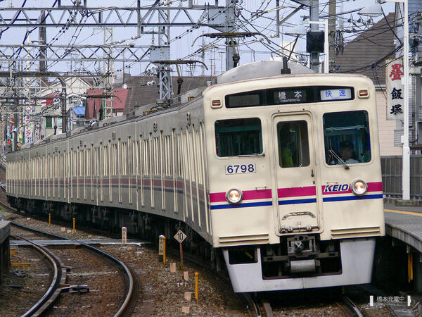 2006-05-06 京王線下高井戸駅をに入線する6748F快速