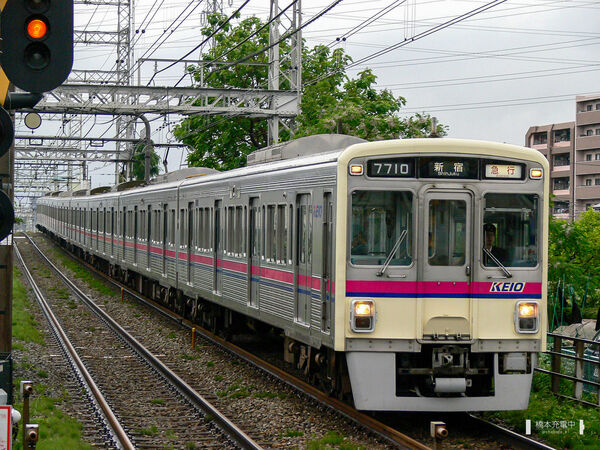 2006-05-27 京王線武蔵野台駅に接近する7710急行新宿行き