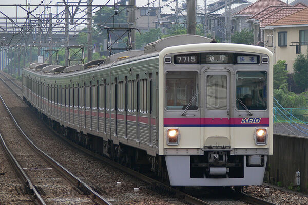2006-07-06 京王堀之内駅に入線する7715F（7715側）快速新宿行き