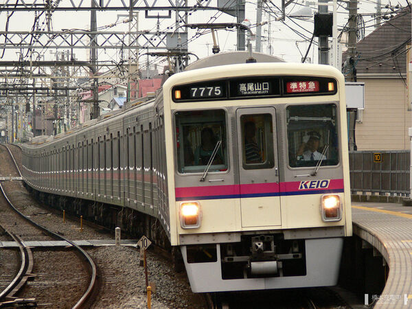 2006-08-30 下高井戸駅を通過する7725F（7775側）準特急高尾山口行き