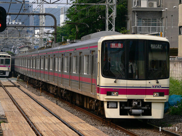 2006-06-01 京王線分倍河原駅へ入線する8706F特急京王八王子行き